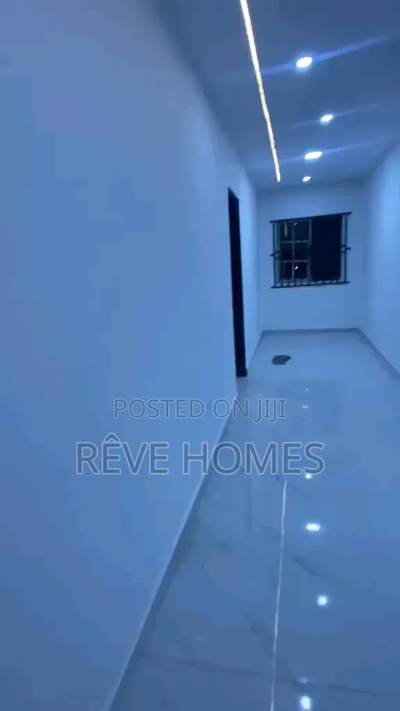 3bdrm Block of Flats in Soluyi for rent