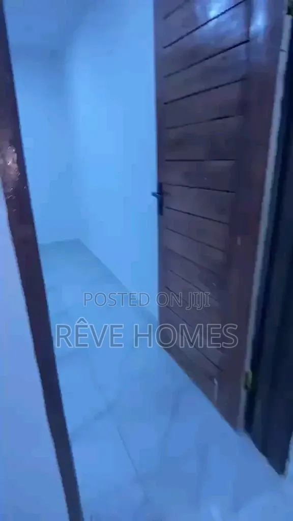 3bdrm Block of Flats in Soluyi for rent