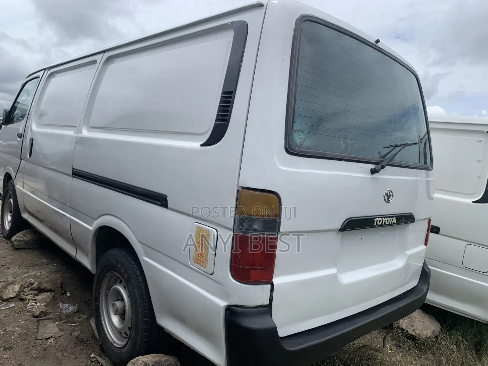 Toyota HiAce 2000 White