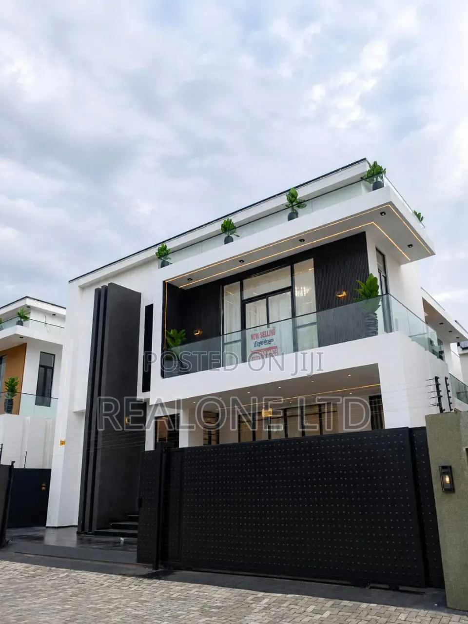 5bdrm Duplex in Ikota for sale