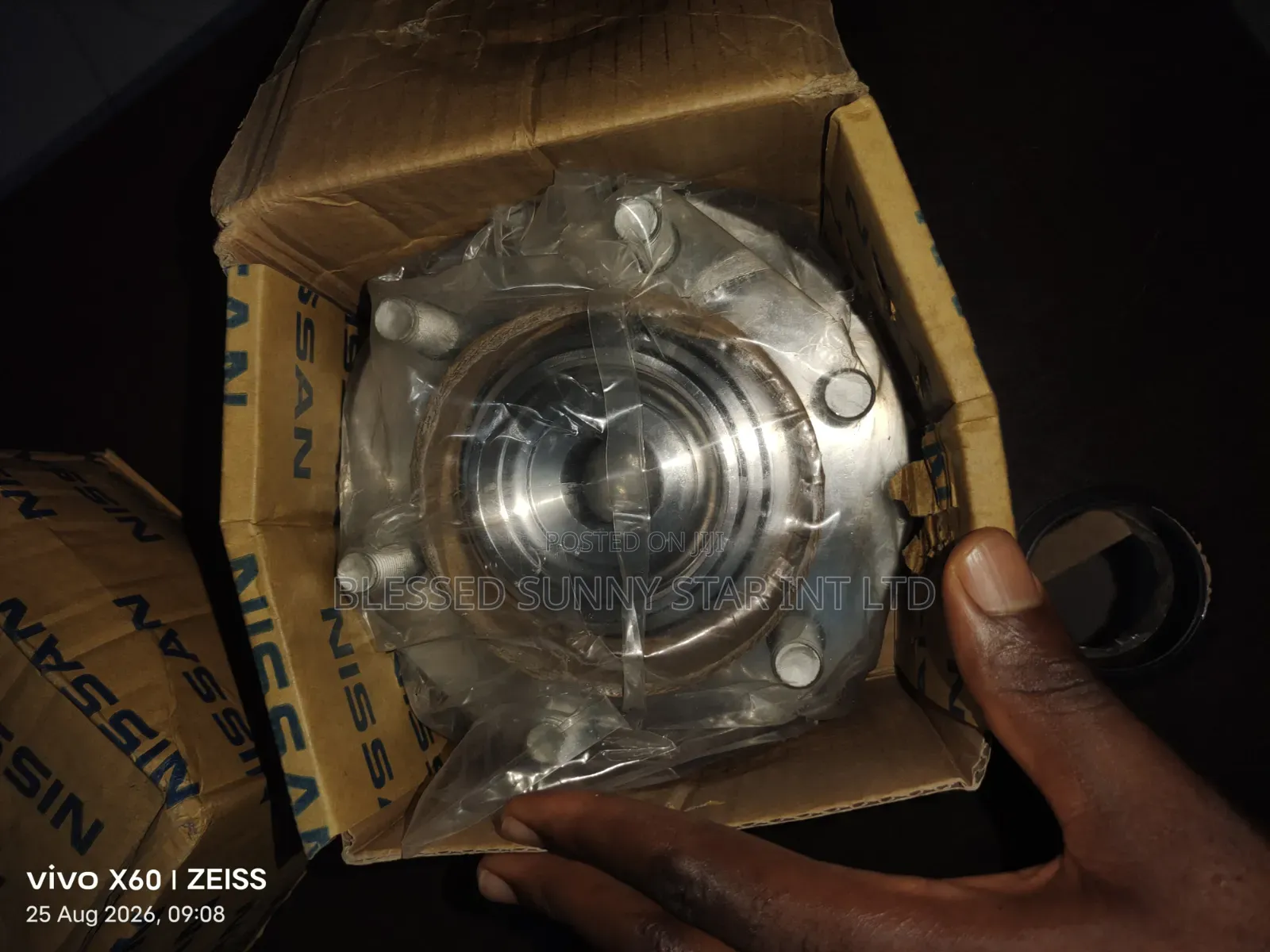 Front Hub Nissan Armada or Infiniti Qx56 or Qx80