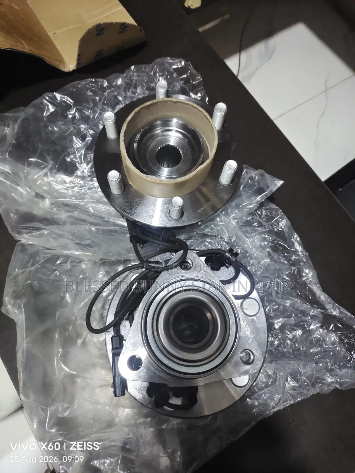Front Hub Nissan Armada or Infiniti Qx56 or Qx80