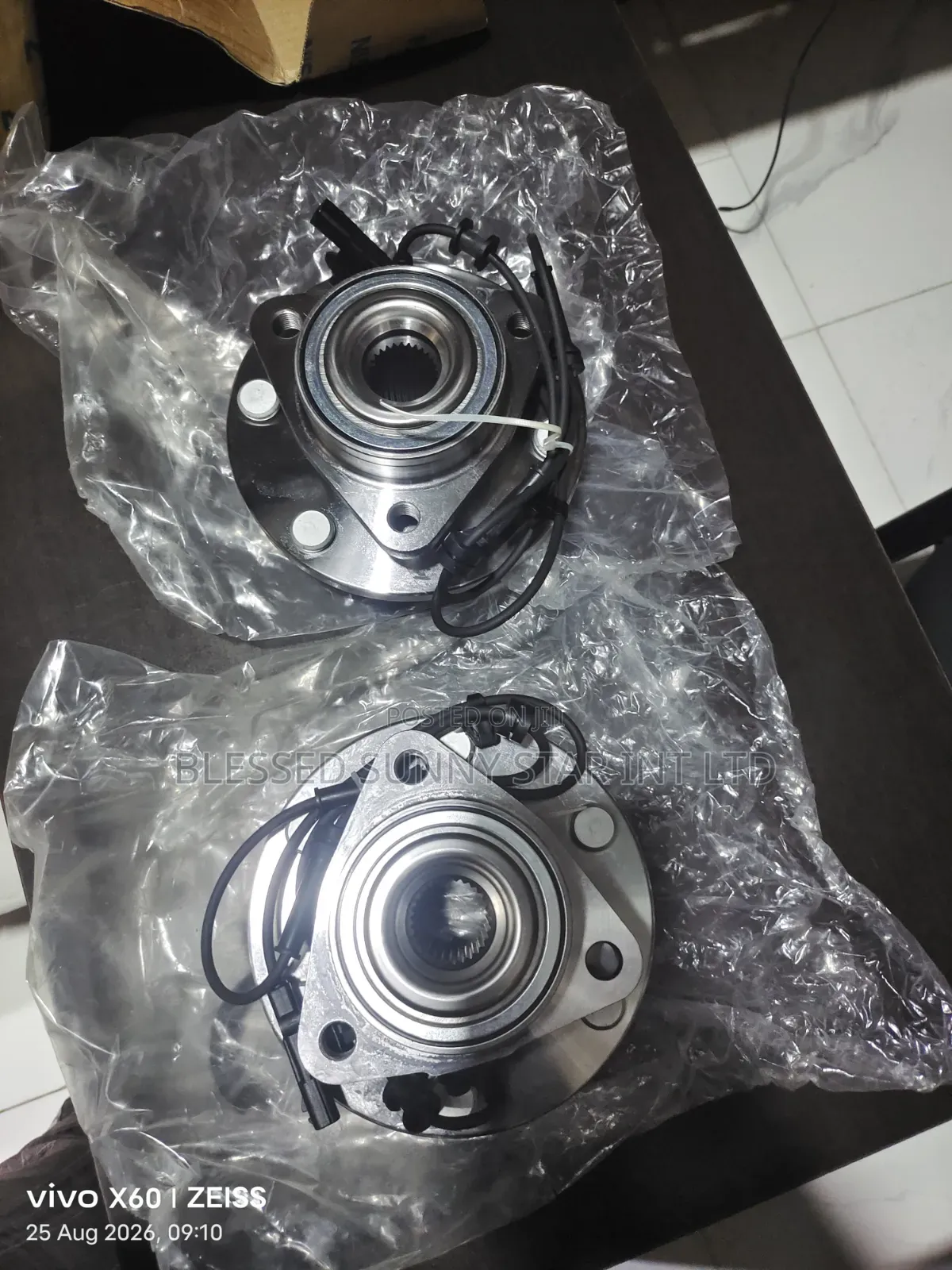 Front Hub Nissan Armada or Infiniti Qx56 or Qx80