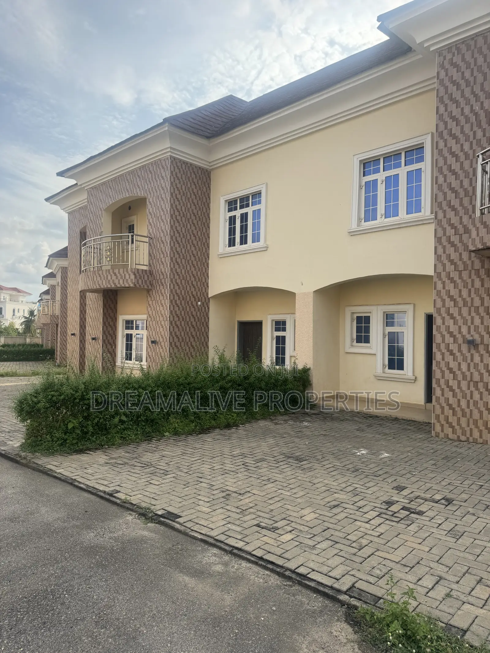 4bdrm Duplex in Life Camp for rent