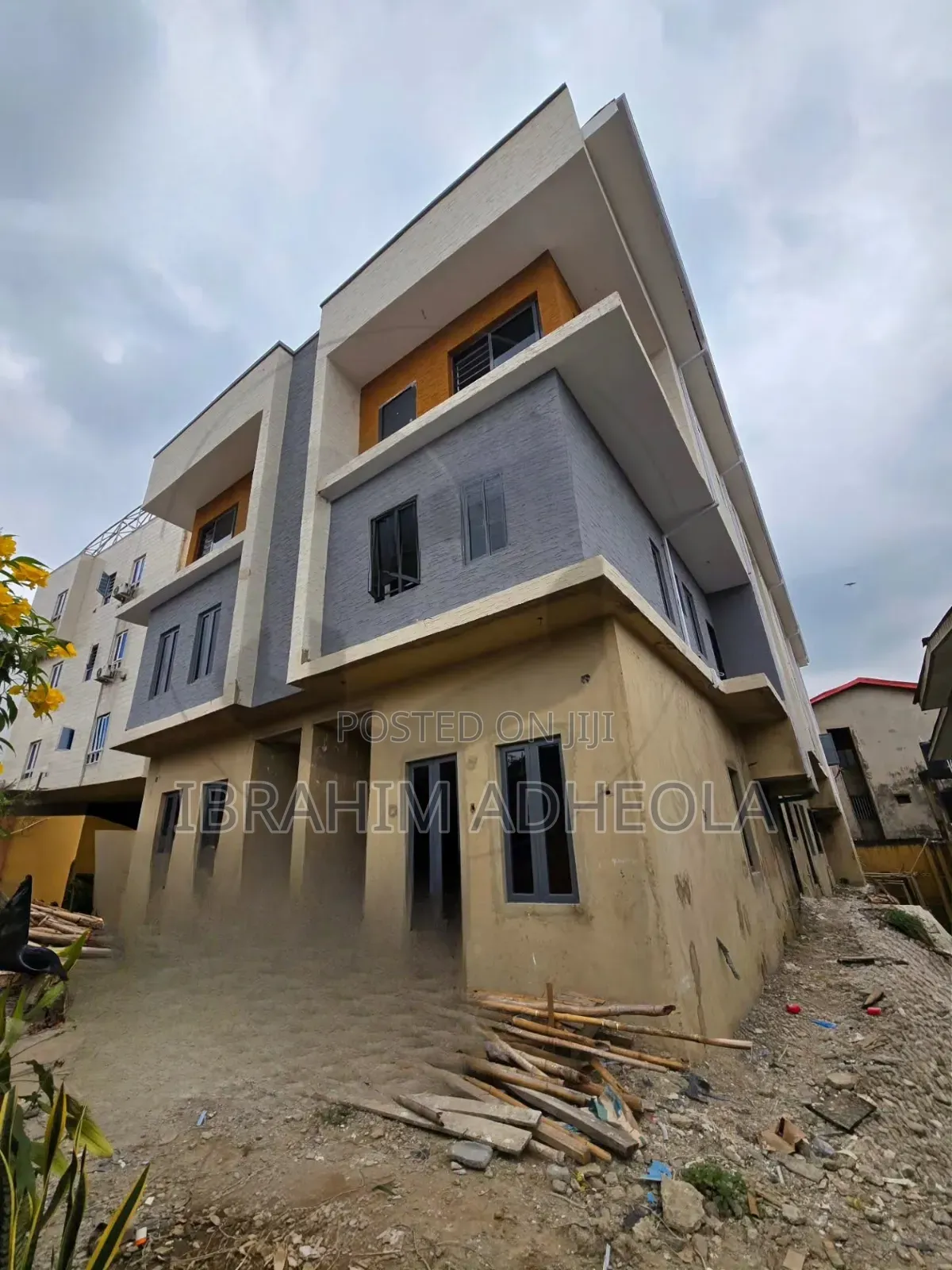 4bdrm Duplex in Allen Avenue for sale