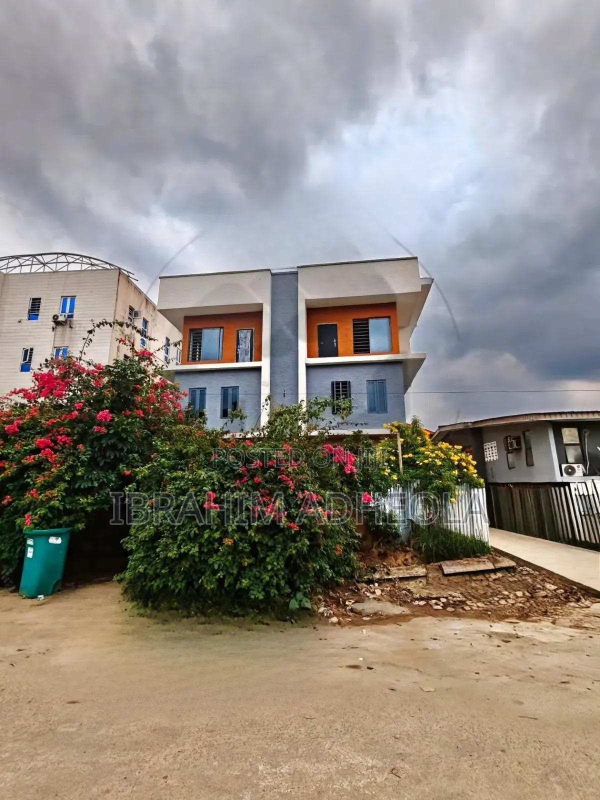 4bdrm Duplex in Allen Avenue for sale