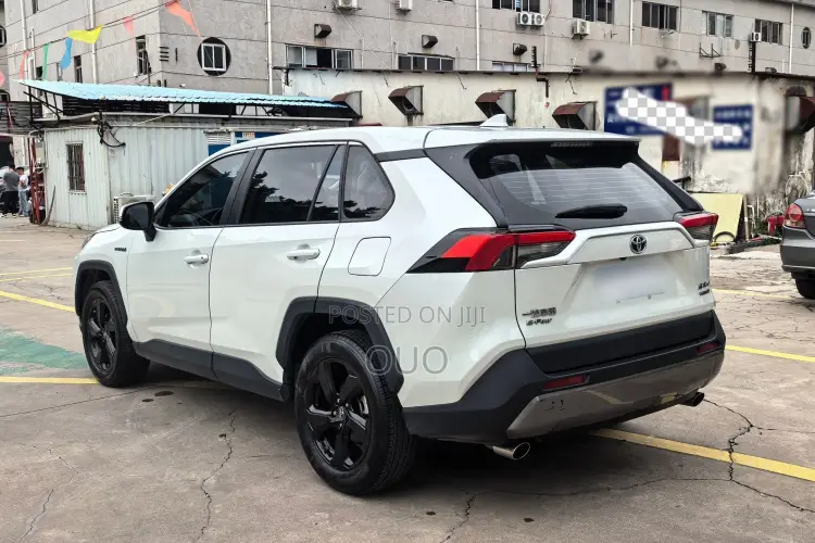 Toyota RAV4 2021 White