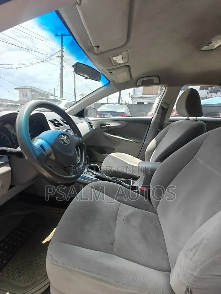 Toyota Corolla LE 4dr Sedan (1.8L 4cyl 4A) 2010 Silver