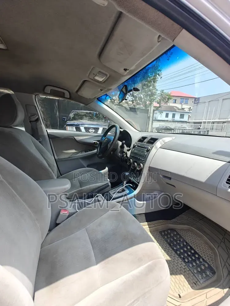 Toyota Corolla LE 4dr Sedan (1.8L 4cyl 4A) 2010 Silver