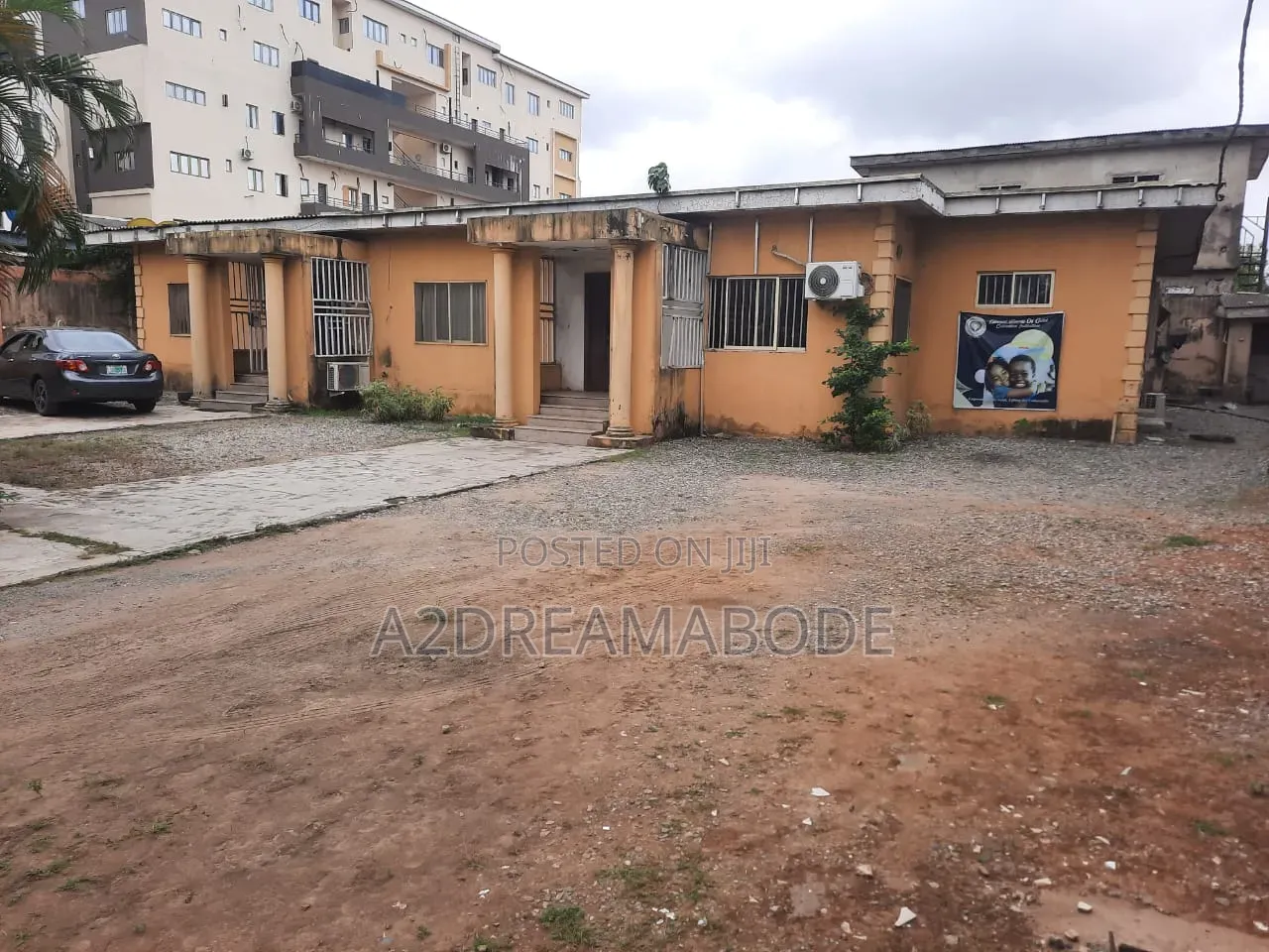 10bdrm Bungalow in Ikeja for rent