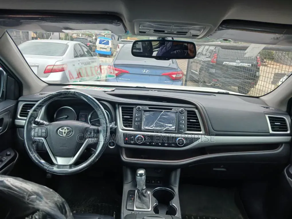Toyota Highlander XLE V6 4x4 (3.5L 6cyl 6A) 2016