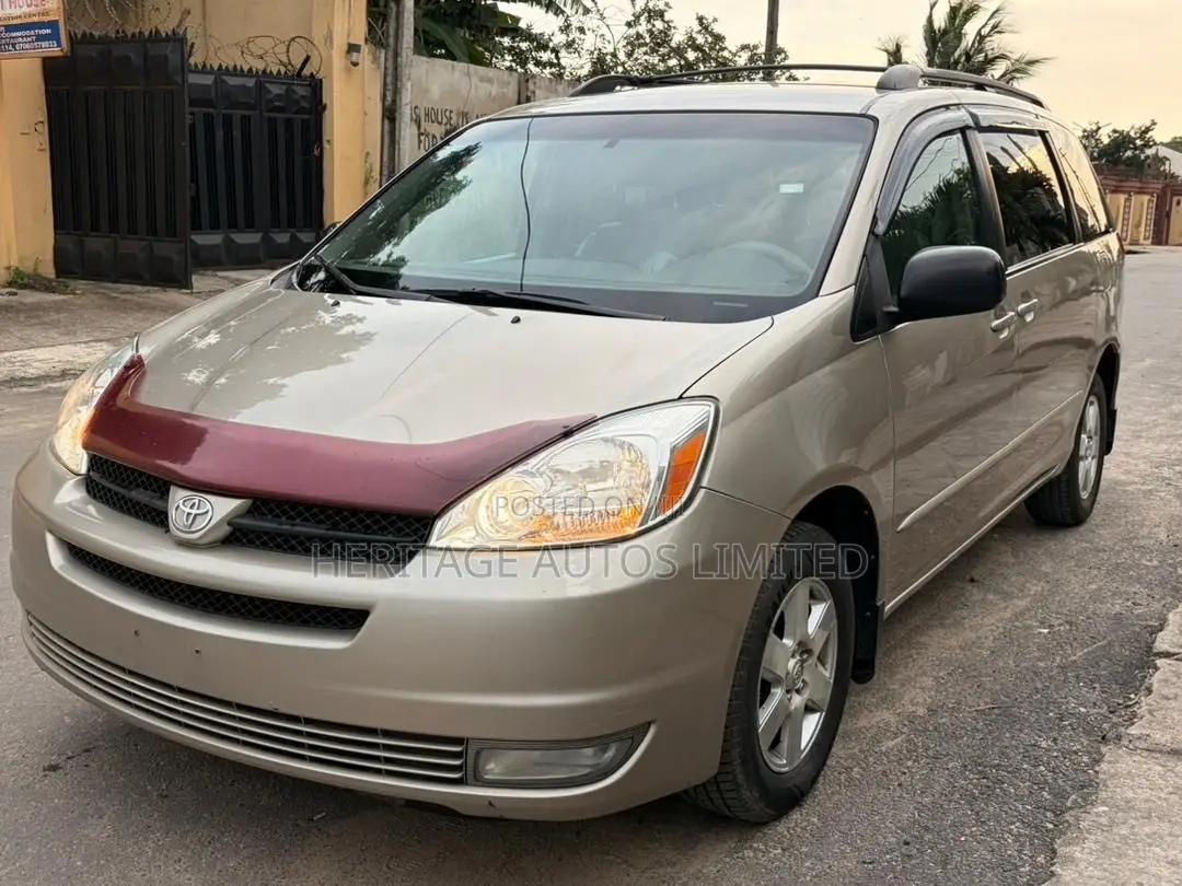 Toyota Sienna LE AWD (3.3L V6 5A) 2004 Gold