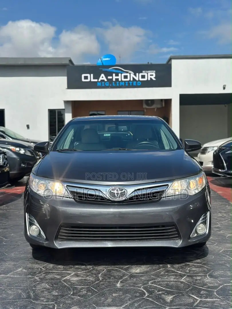 Toyota Camry XLE 4dr Sedan (3.5L 6cyl 6A) 2014 Gray