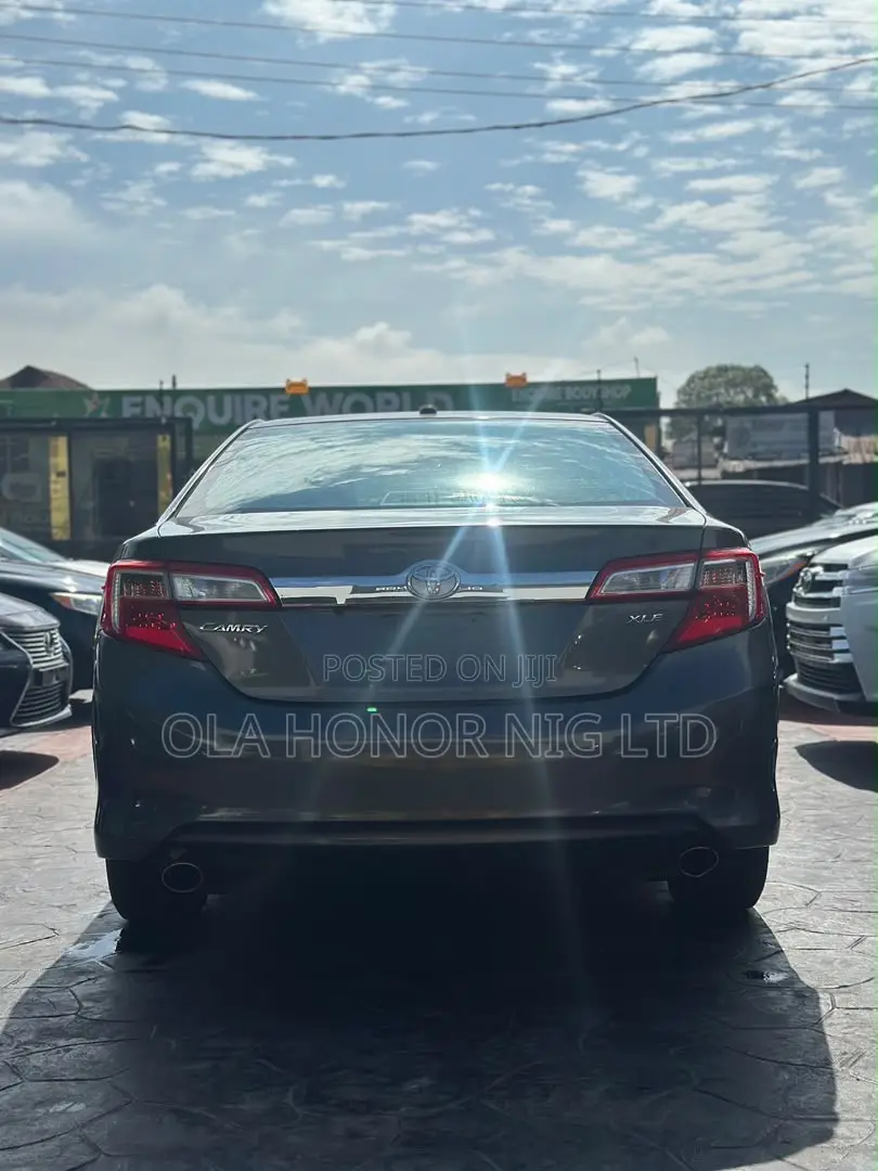 Toyota Camry XLE 4dr Sedan (3.5L 6cyl 6A) 2014 Gray
