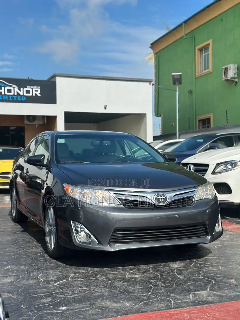Toyota Camry XLE 4dr Sedan (3.5L 6cyl 6A) 2014 Gray