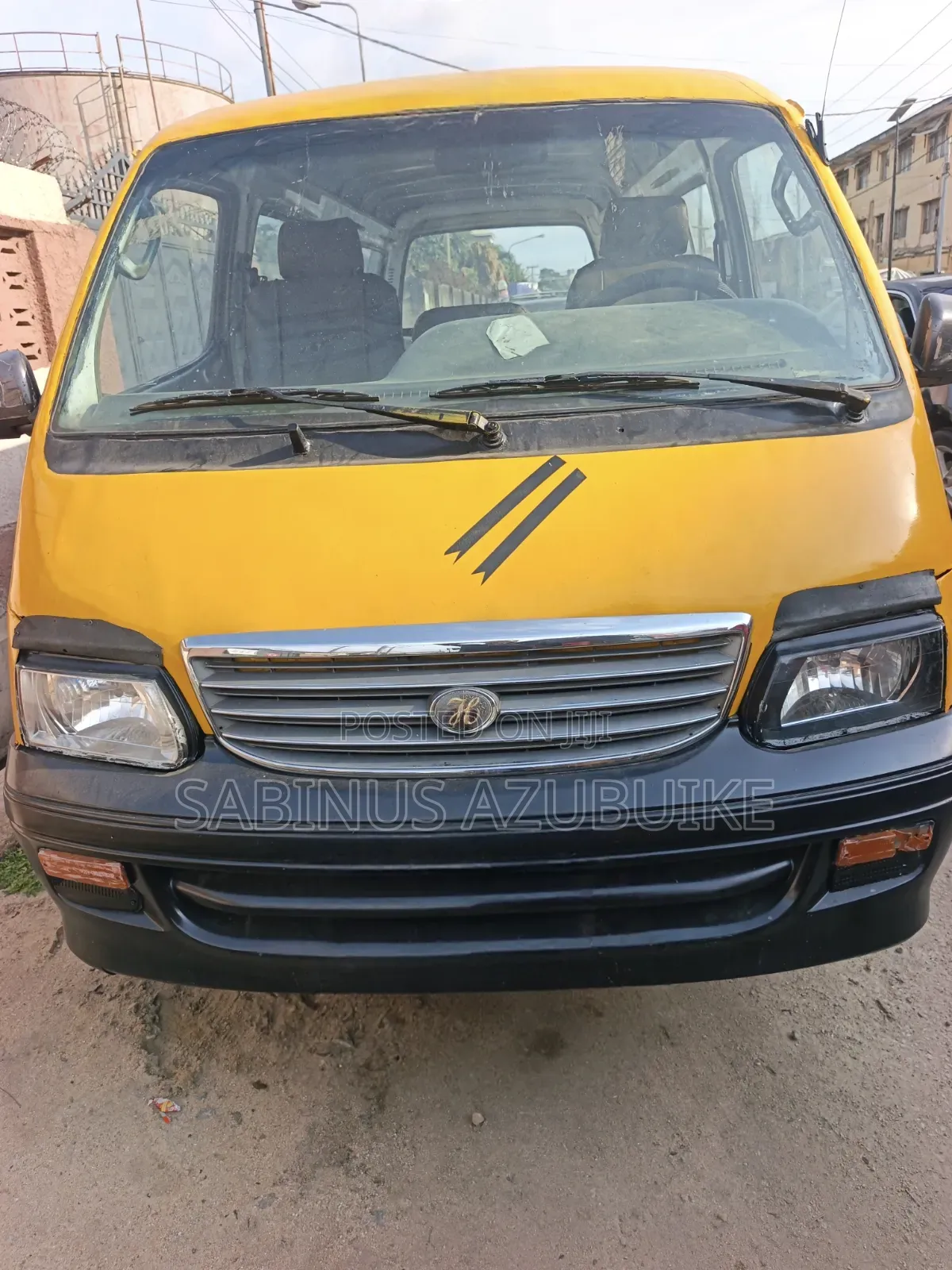 Toyota HiAce 2000 Yellow