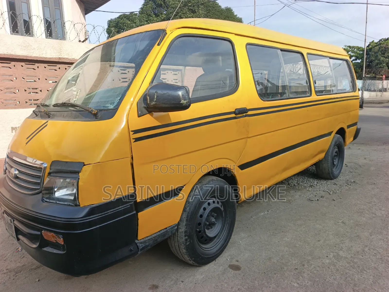 Toyota HiAce 2000 Yellow