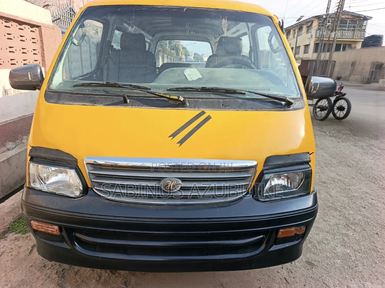 Toyota HiAce 2000 Yellow