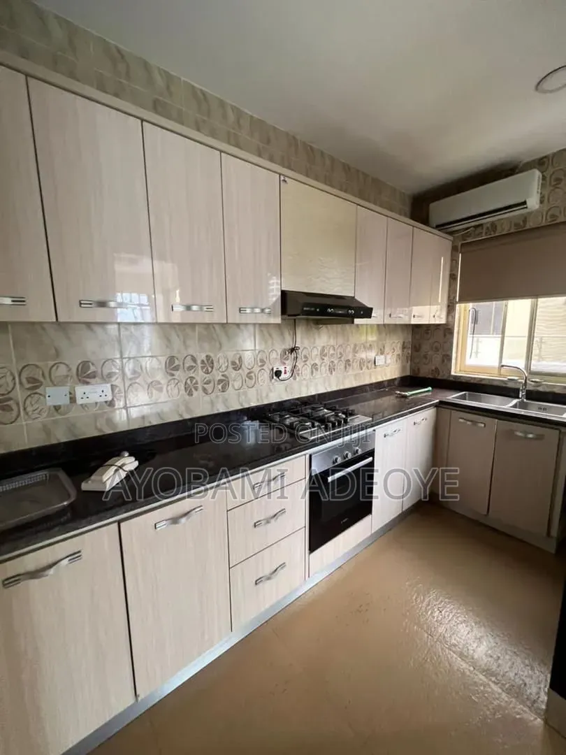 3bdrm Apartment in Adeola Adeku for rent