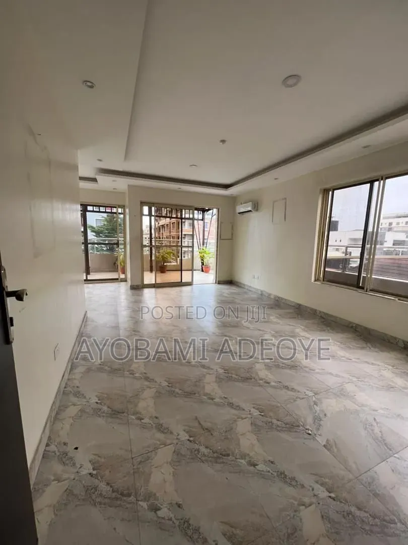 3bdrm Apartment in Adeola Adeku for rent