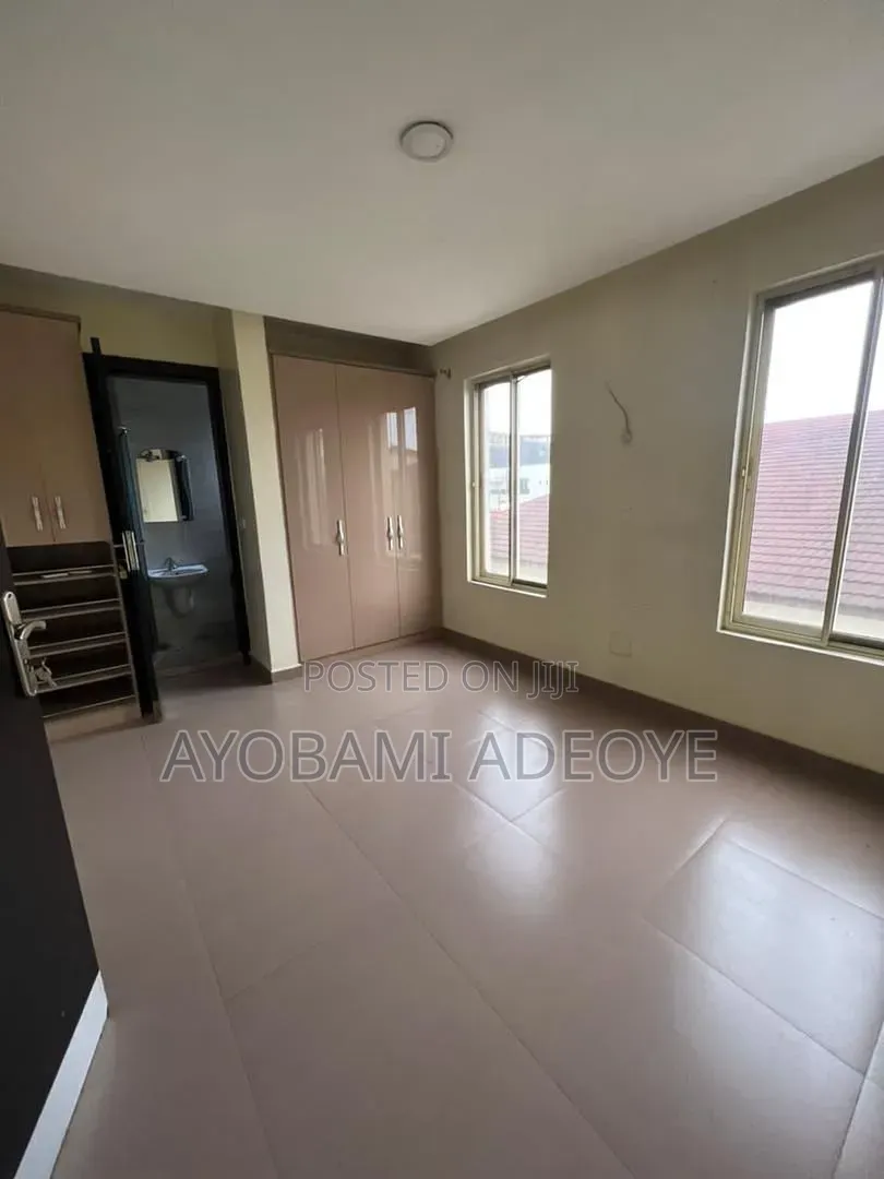 3bdrm Apartment in Adeola Adeku for rent