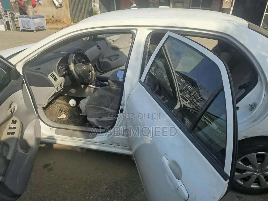 Toyota Corolla L 4dr Sedan (1.8L 4cyl 5M) 2012 White