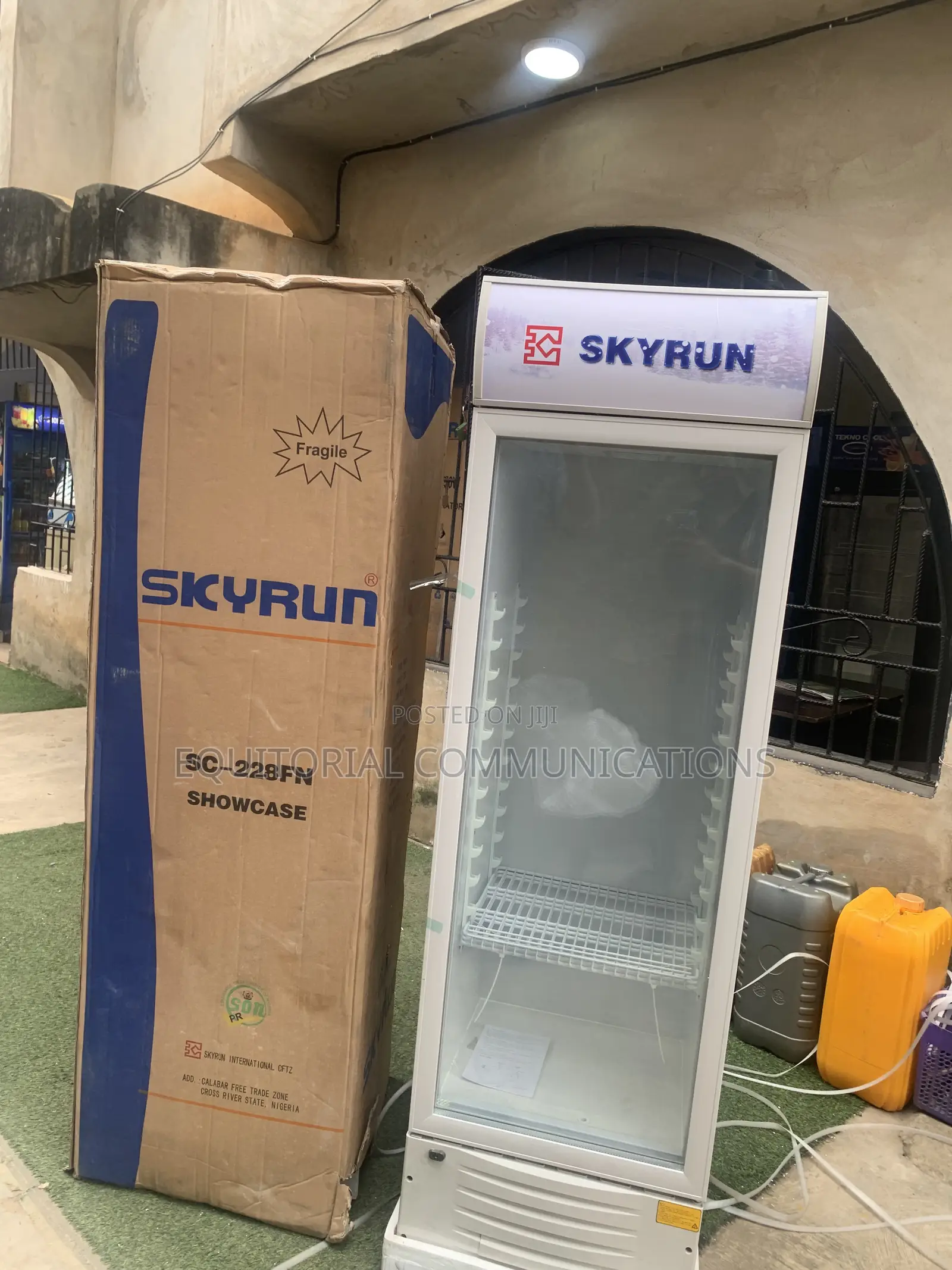 Skyrun SC-228FN 228L Upright Showcase Chiller