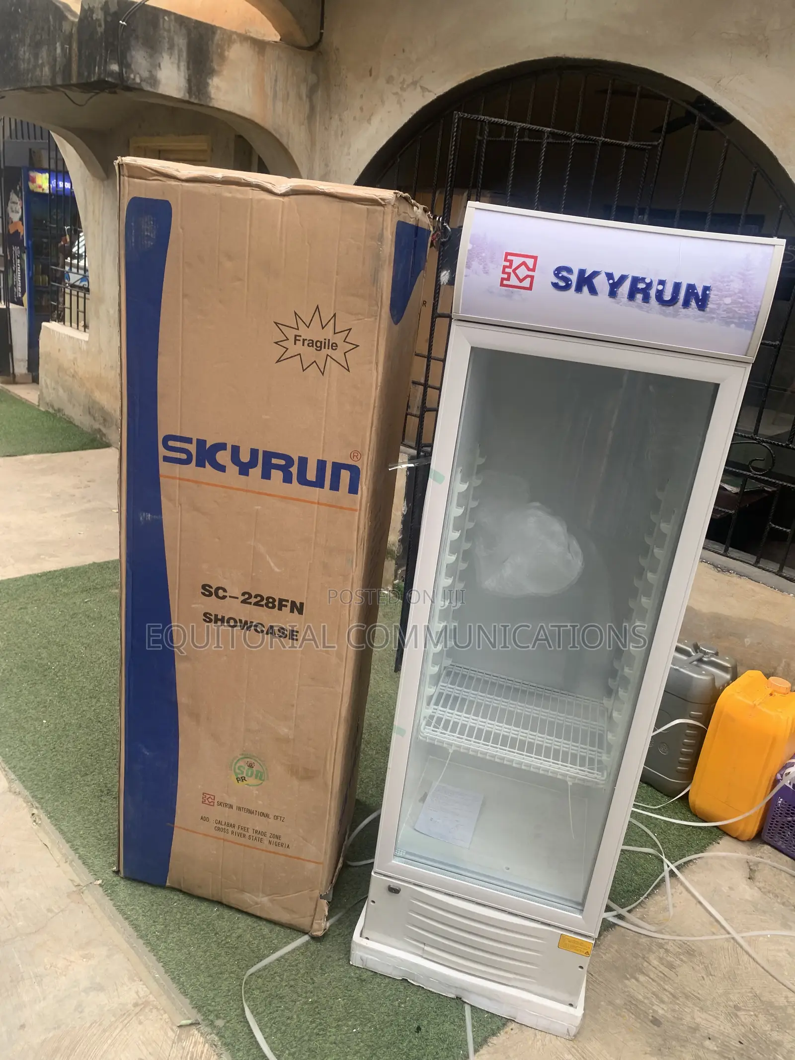 Skyrun SC-228FN 228L Upright Showcase Chiller