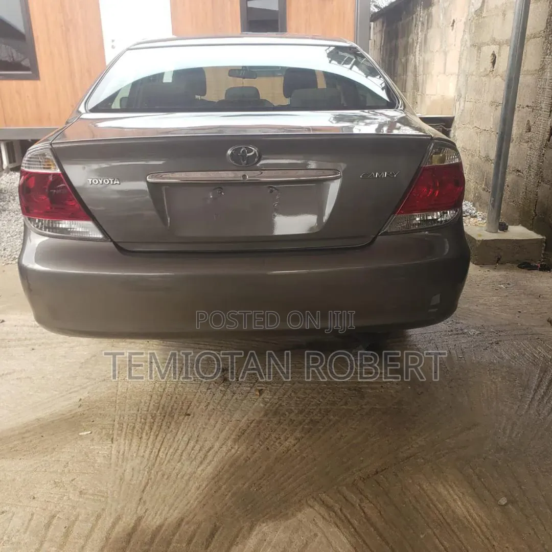Toyota Camry LE 4dr Sedan (2.4L 4cyl 5A) 2005 Gray