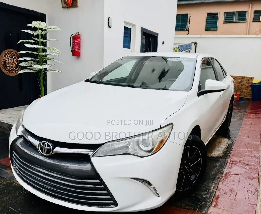 Toyota Camry LE 4dr Sedan (2.5L 4cyl 6A) 2017 White