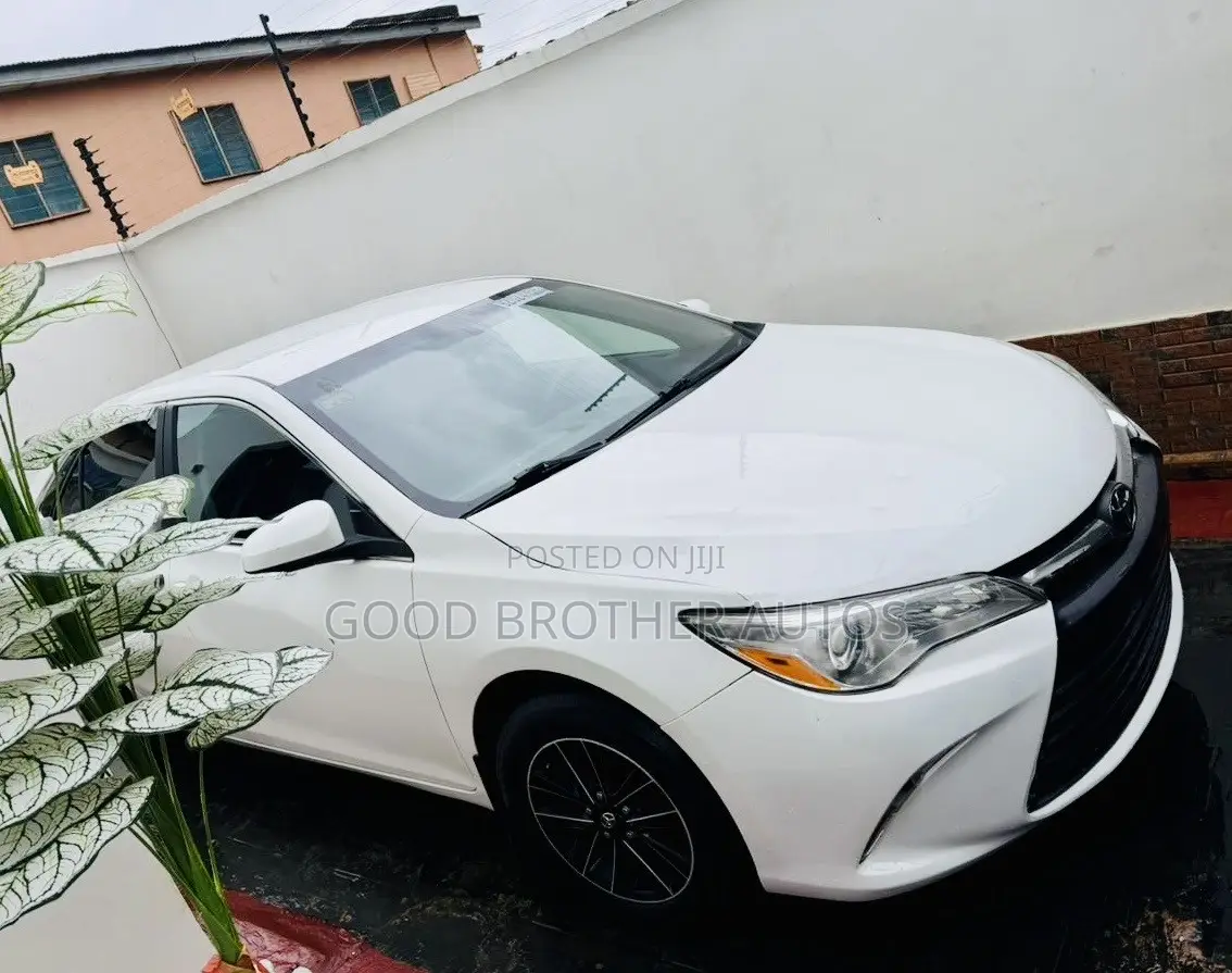 Toyota Camry LE 4dr Sedan (2.5L 4cyl 6A) 2017 White
