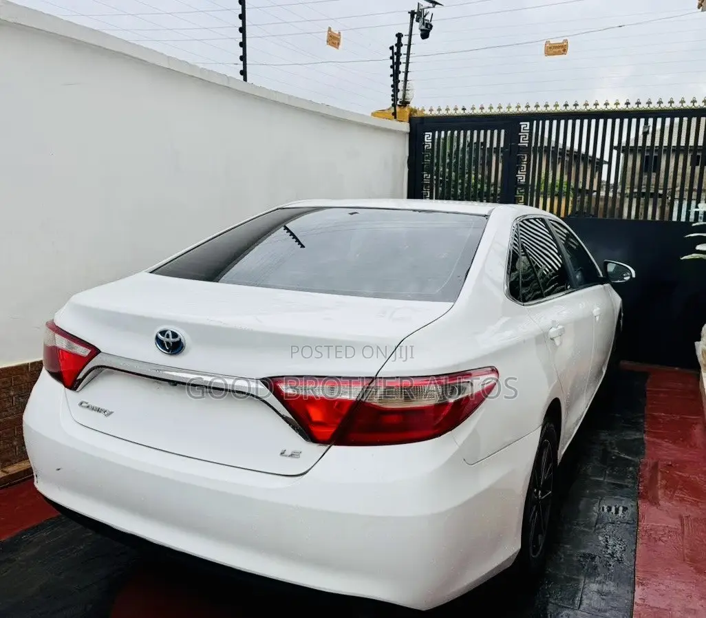 Toyota Camry LE 4dr Sedan (2.5L 4cyl 6A) 2017 White