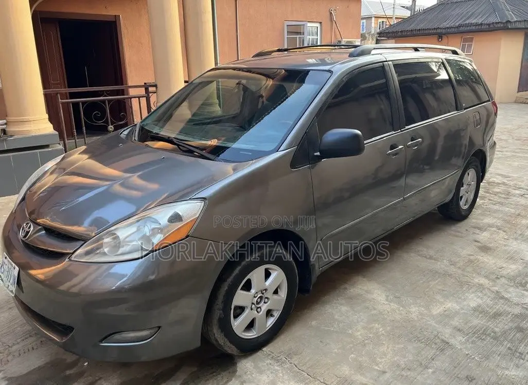 Toyota Sienna LE AWD 2005 Gray