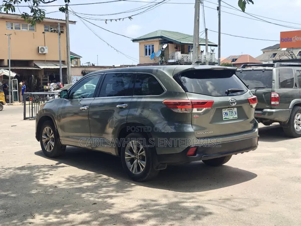 Toyota Highlander LE Plus 4dr SUV AWD (3.5L 6cyl 6A) 2014 Gray