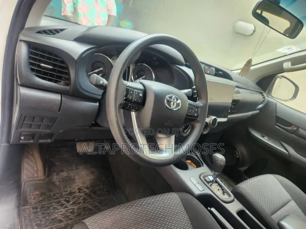 Toyota Hilux 2024 White