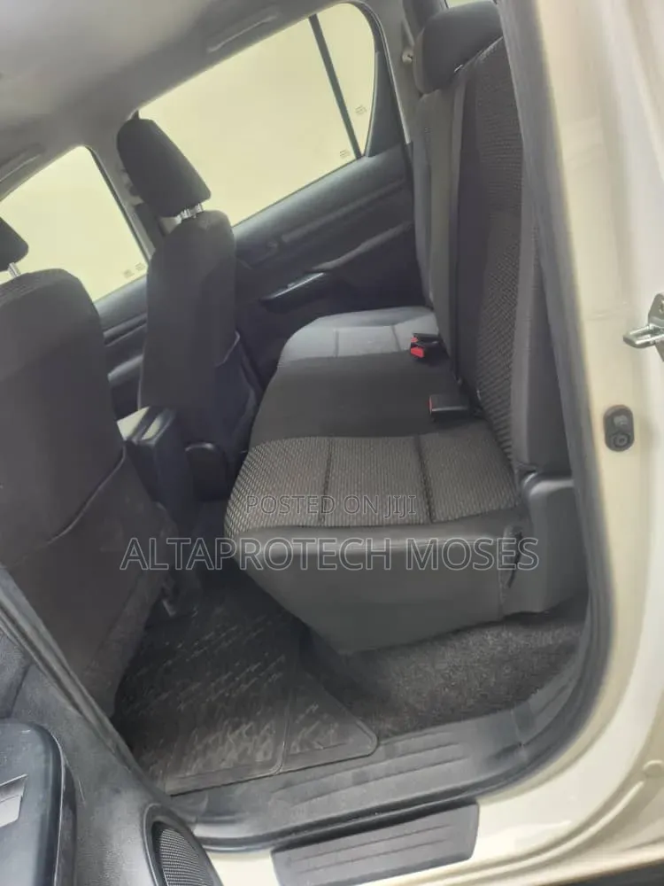 Toyota Hilux 2024 White