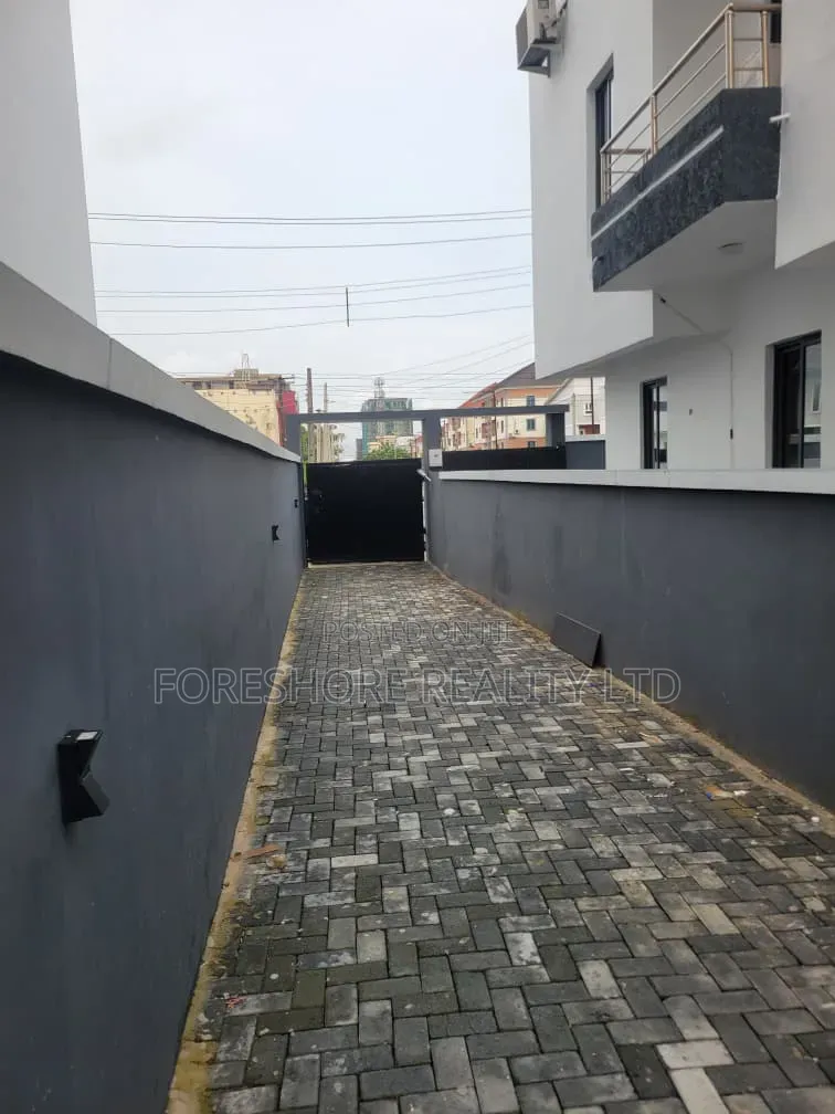 4bdrm Duplex in Adedeji, Lekki Phase 1 for rent