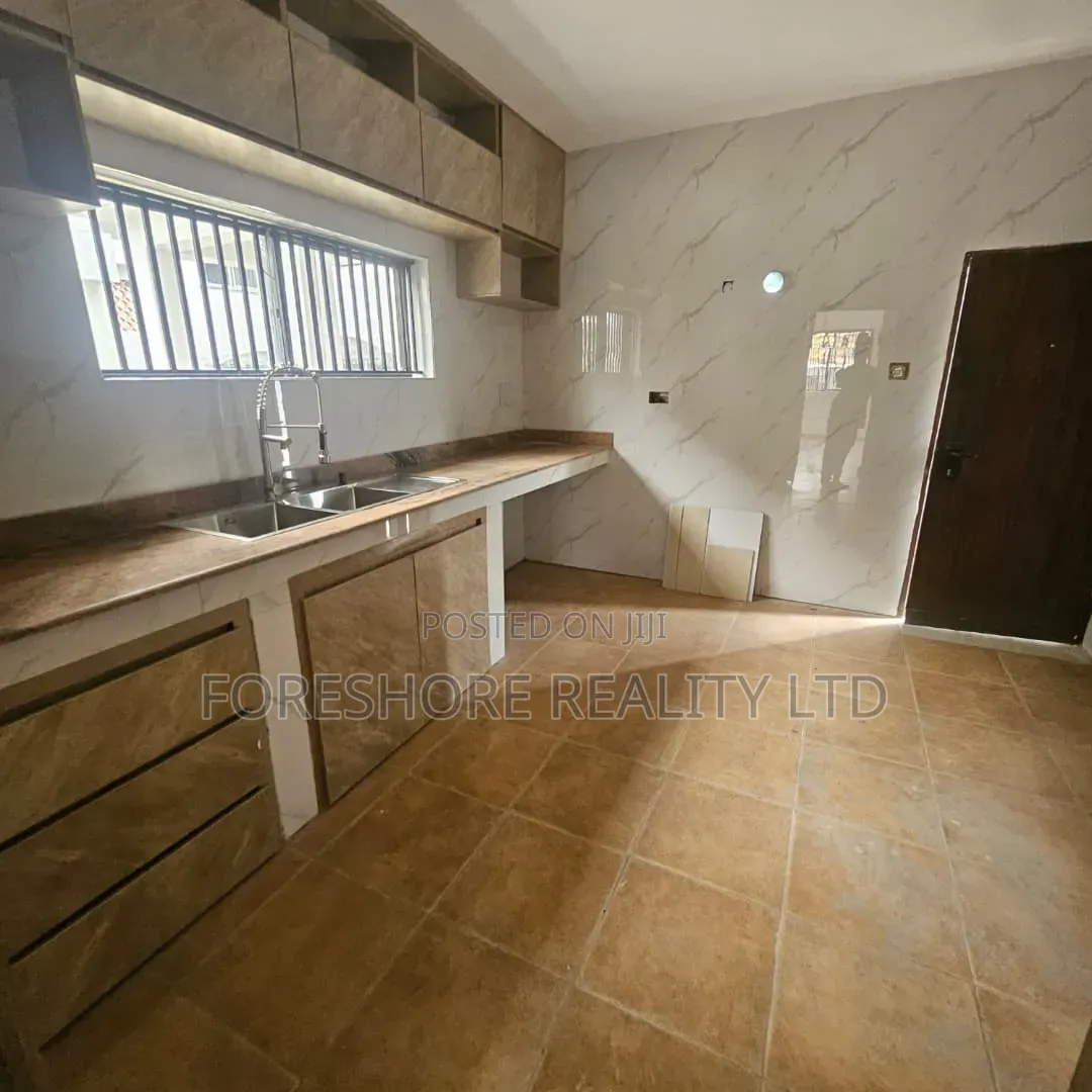 5bdrm Duplex in Cmd Road, Agboyi/Ketu for rent