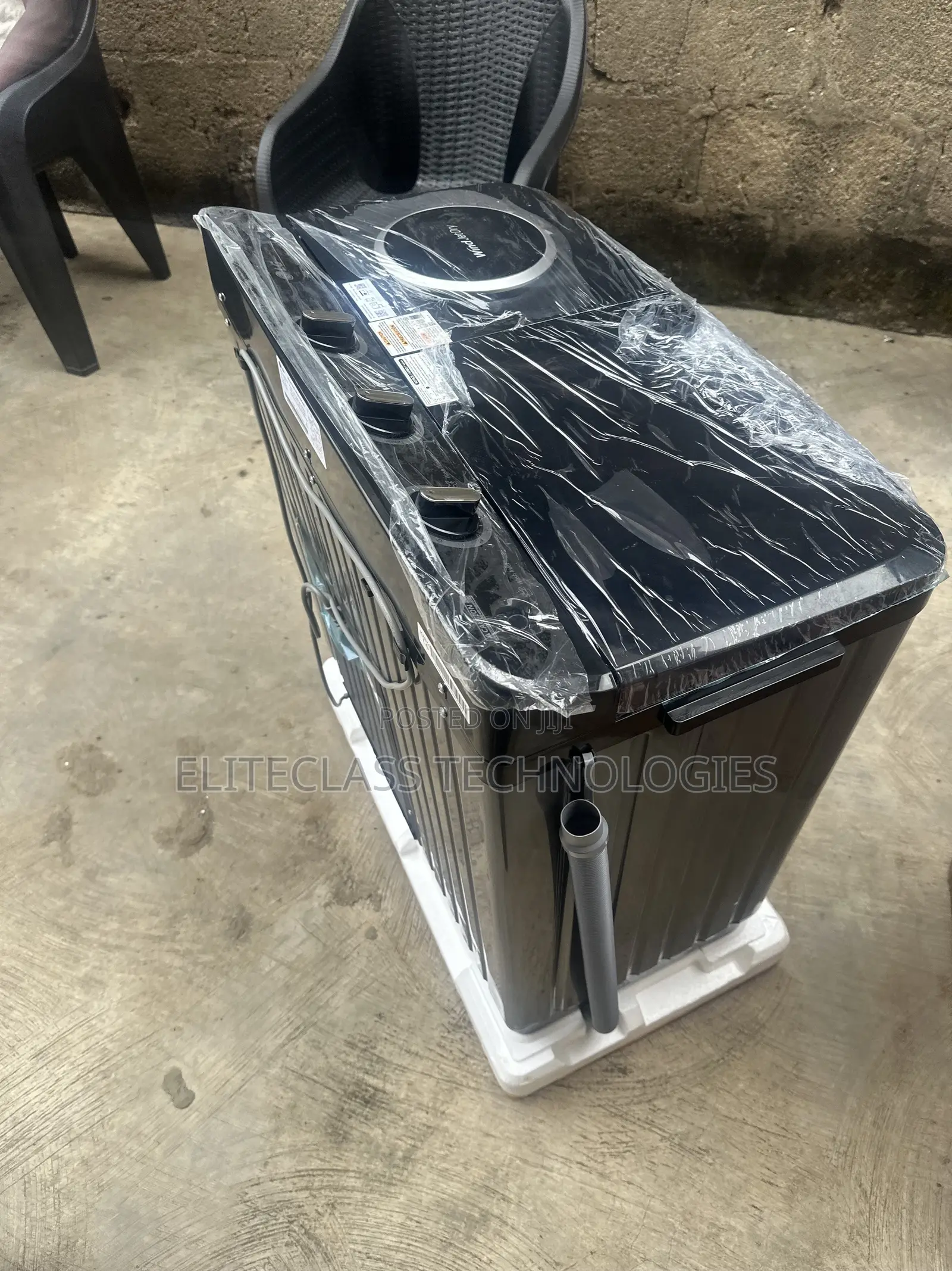 LG Jet Black Semi-Auto Twin Tub Laundry Machine