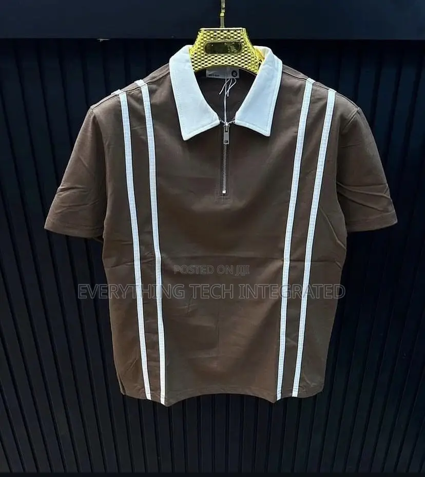 Half-Zip Polo Shirt With a White Collar and Vertical White Side