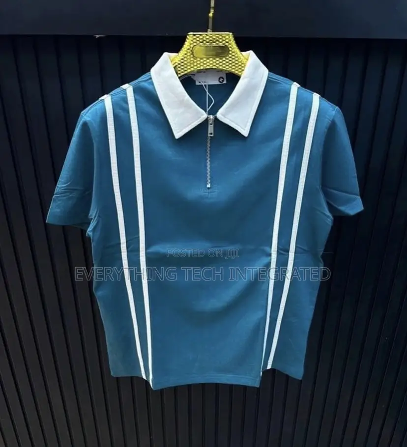 Half-Zip Polo Shirt With a White Collar and Vertical White Side