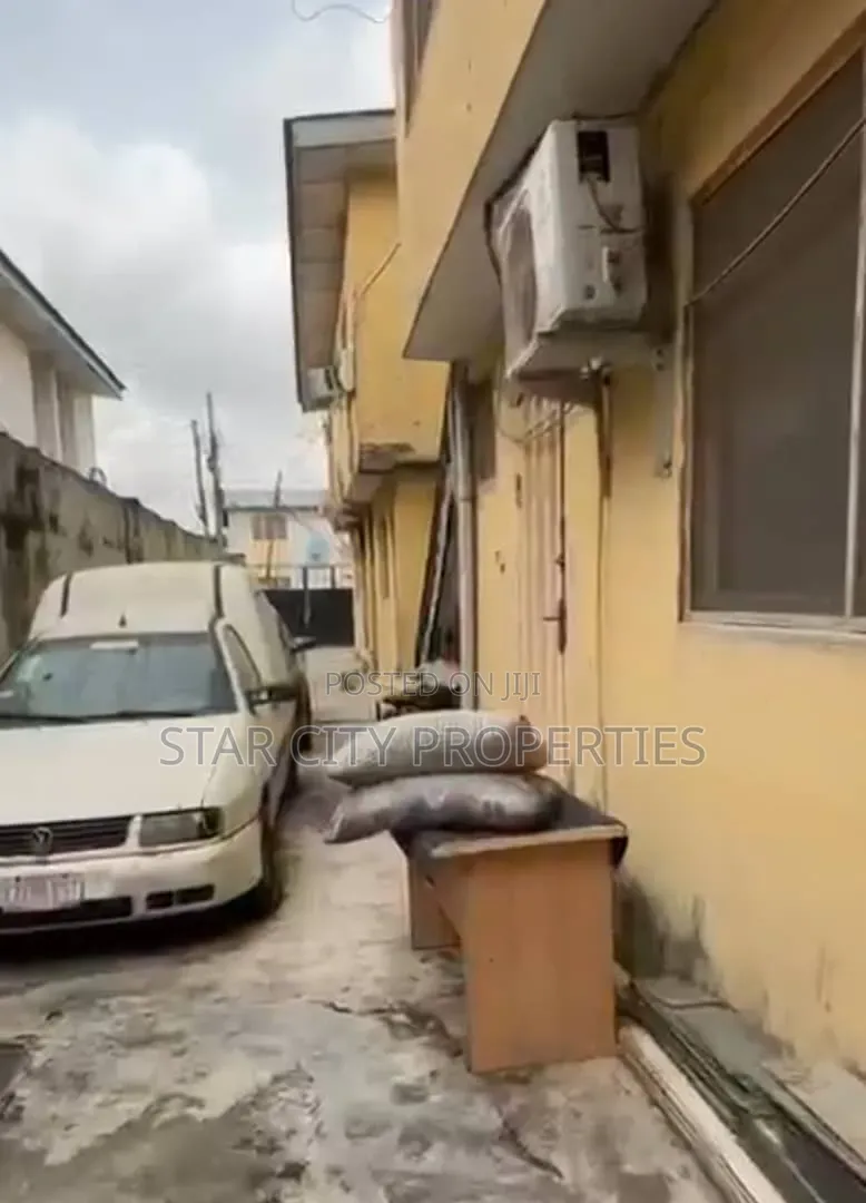 3bdrm Block of Flats in Olakunle Crescent, Ajao Estate for sale