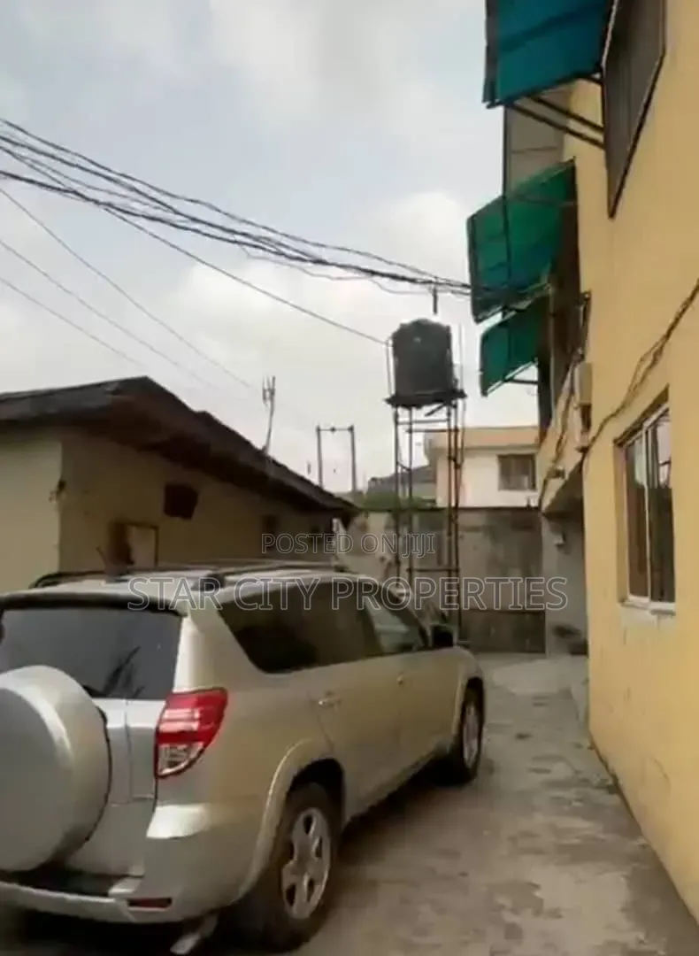 3bdrm Block of Flats in Olakunle Crescent, Ajao Estate for sale