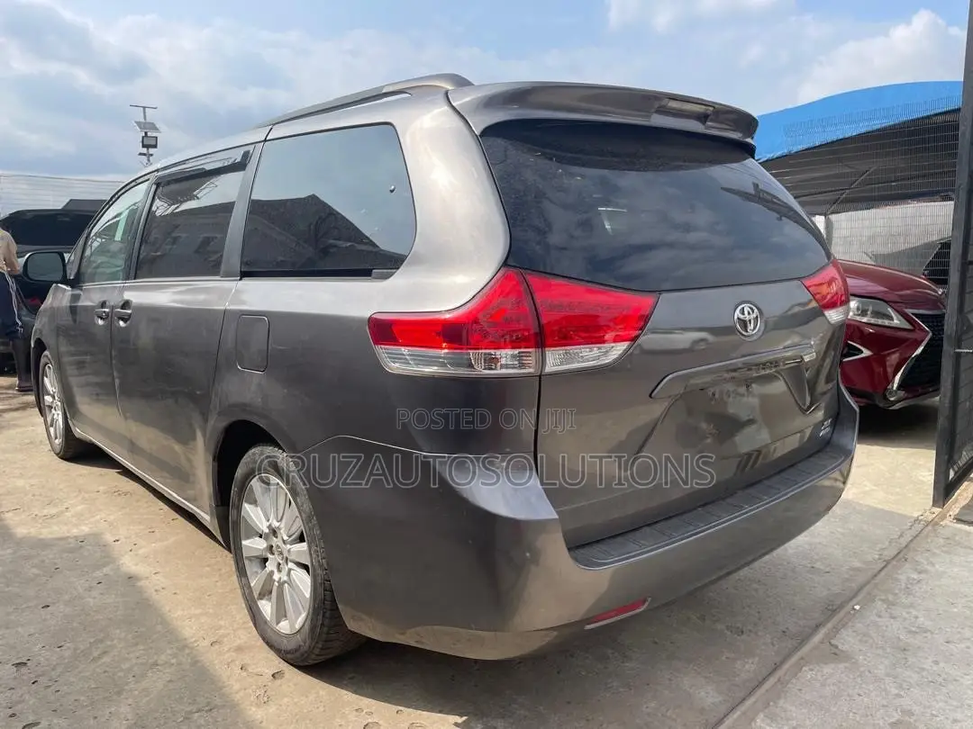 Toyota Sienna 2011 Gray