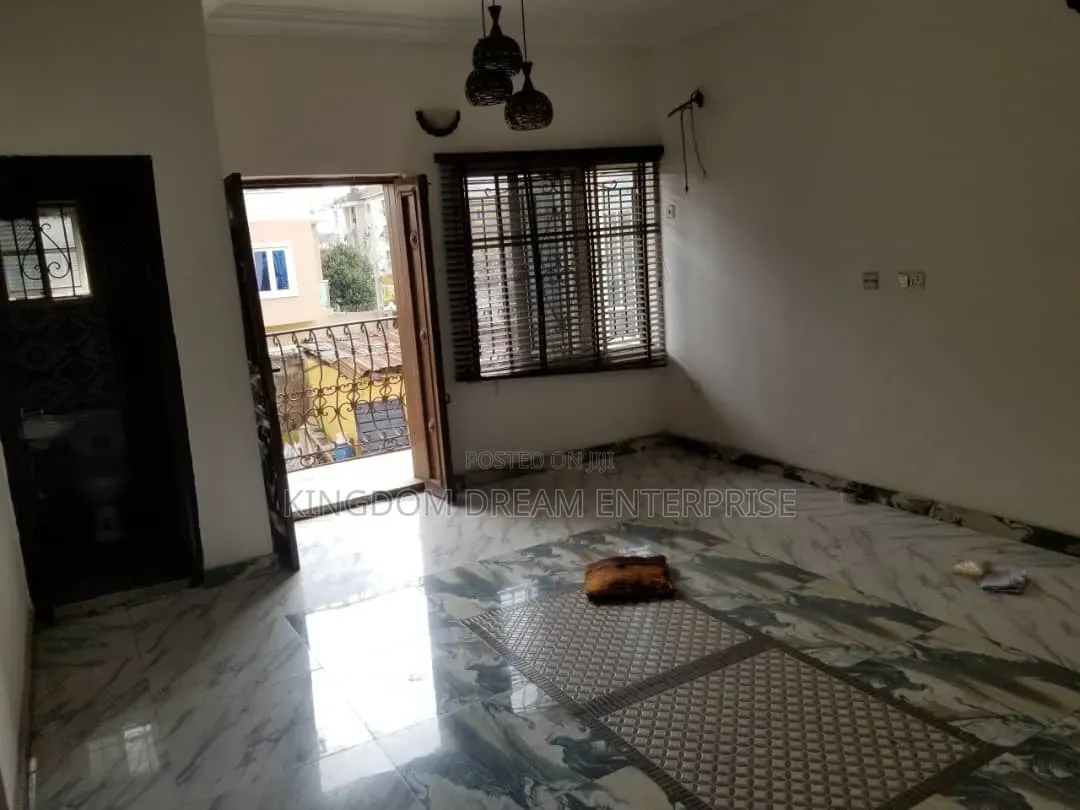 3bdrm Apartment in Alagomeji Yaba Lagos for rent