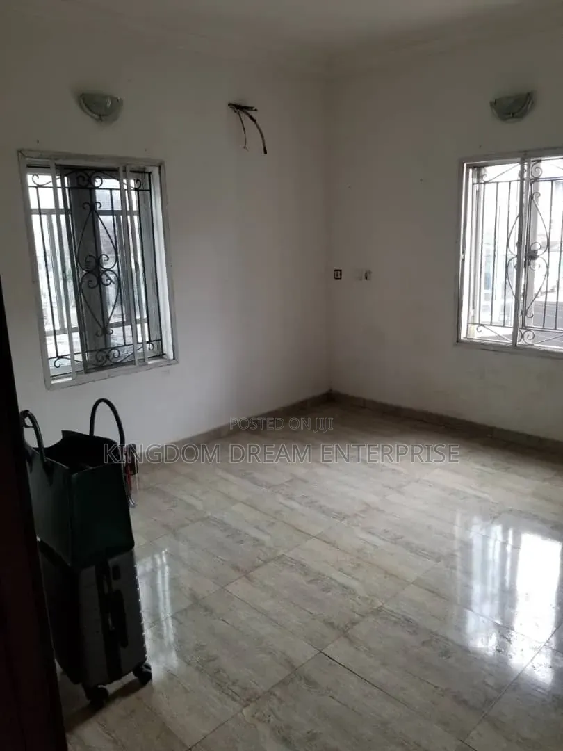 3bdrm Apartment in Alagomeji Yaba Lagos for rent