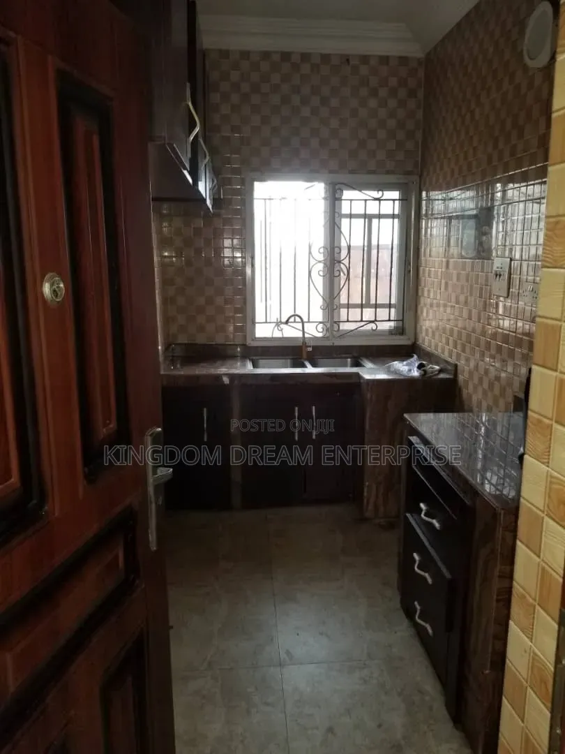 3bdrm Apartment in Alagomeji Yaba Lagos for rent