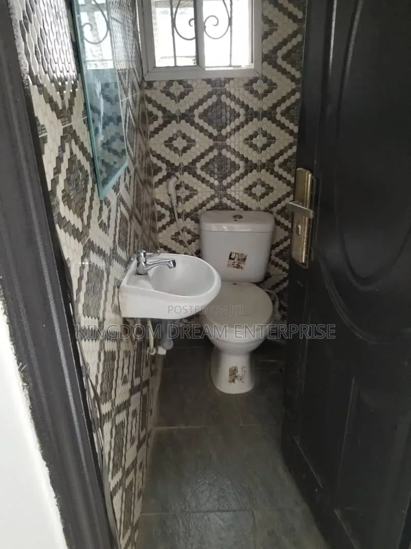 3bdrm Apartment in Alagomeji Yaba Lagos for rent