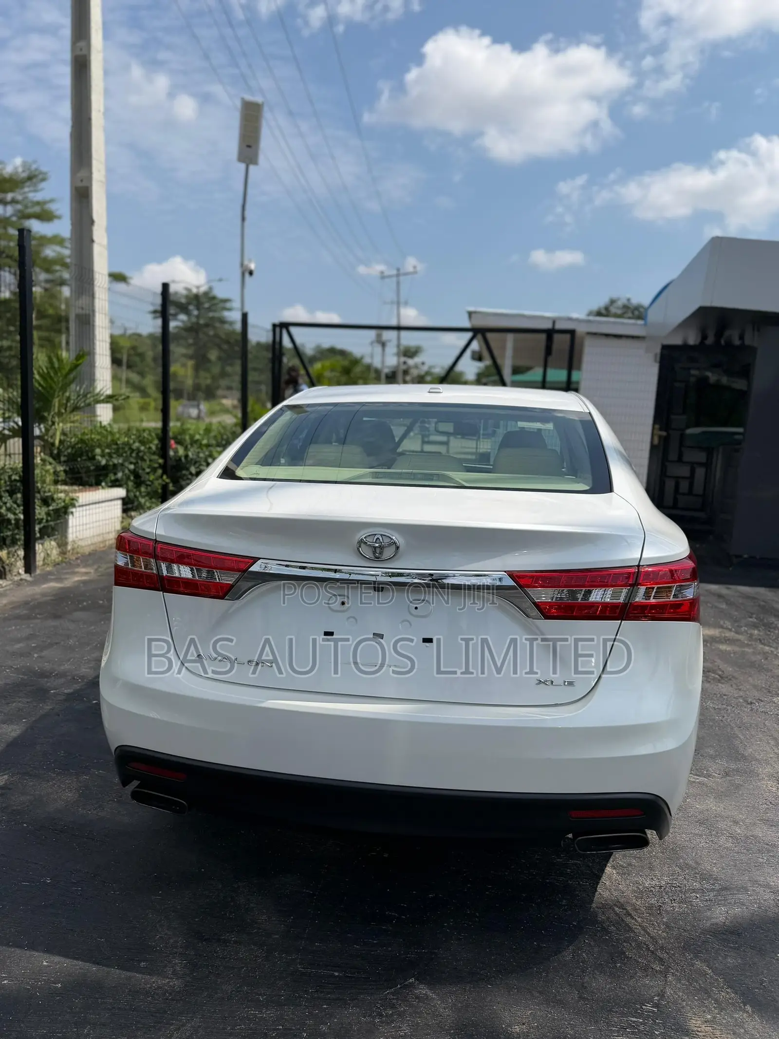 Toyota Avalon XLE Touring 4dr Sedan (3.5L 6cyl 6A) 2015 White