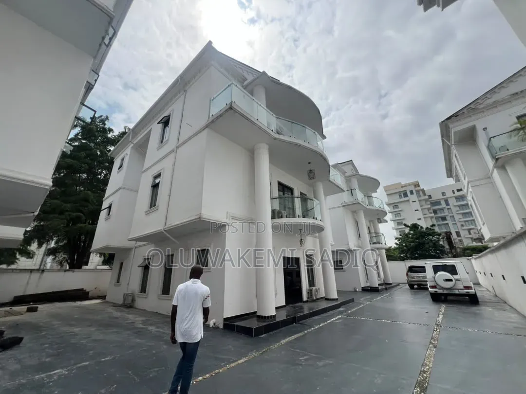 4bdrm Duplex in Banana Island for sale